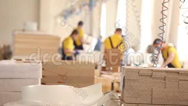 家具厂工人穿黄色工作服，收集家具，家具制造，工业内部，小深度